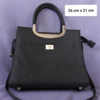  Petit sac noir satiné...