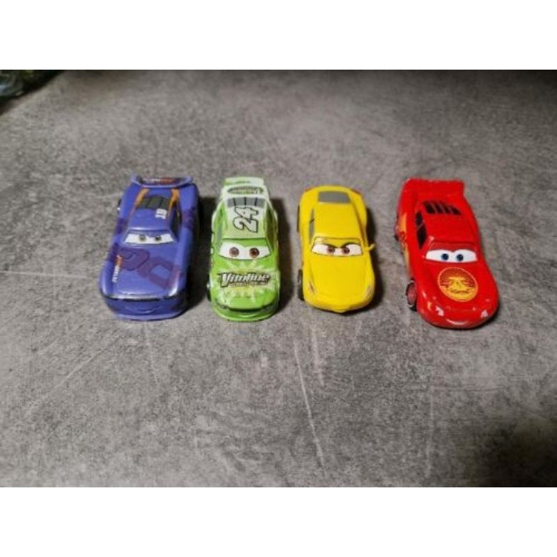 Lot de 4 voitures cars disney tb etat