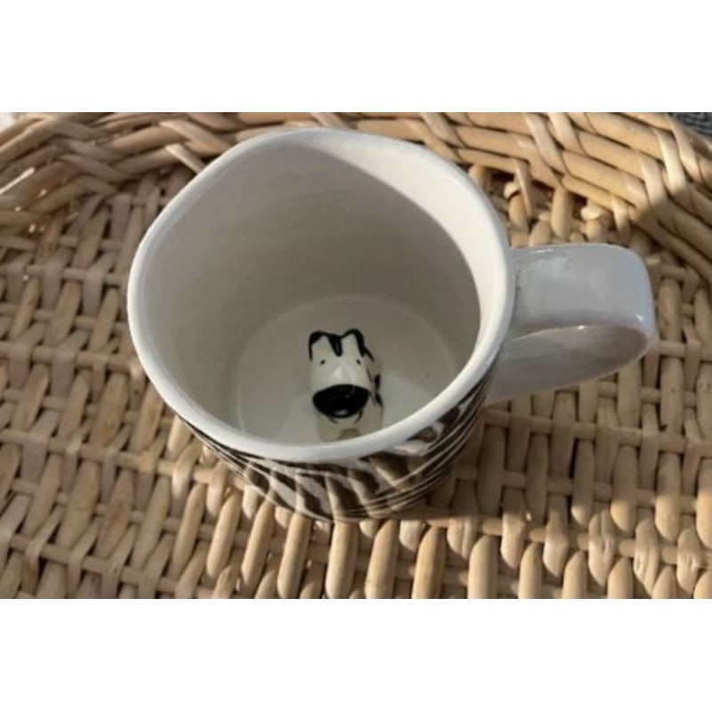 Grosse tasse avec zèbre mignon au fond