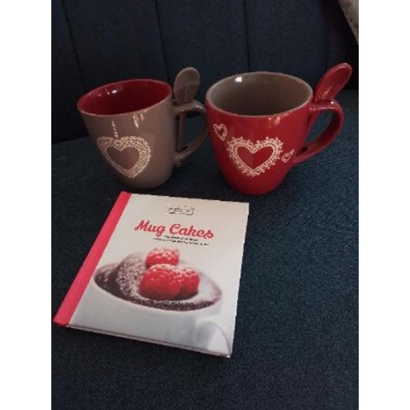 Lot de 2 mug + livre de recettes mufg cake bordeau. et taupe avec des coeurs