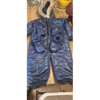 Combinaison avec gants et...