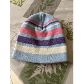 Bonnet bleu clair à rayures. 