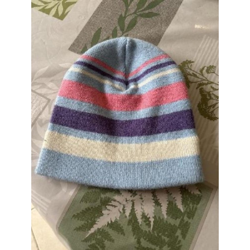 Bonnet bleu clair à rayures. 