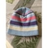 Bonnet bleu clair à rayures. 