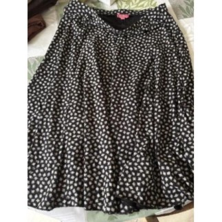 Jupe noire motifs blancs à...