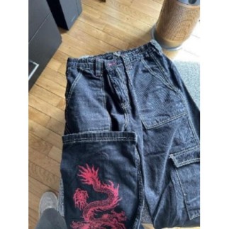 Pantalon noir et dragon...